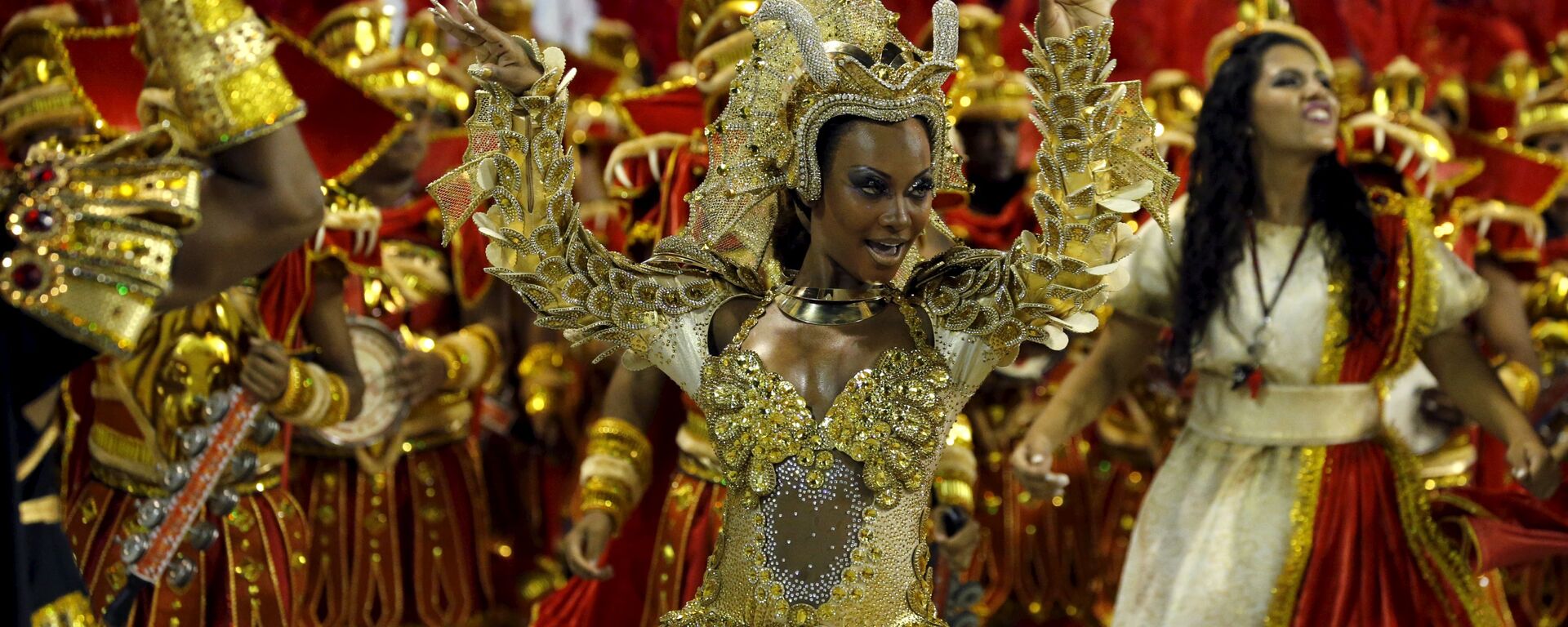 Estacio de Sa samba schooll's Drum Queen Luana Bandeira performs during the carnaval parade at the Sambadrome in Rio de Janeiro's Sambadrome February 7, 2016. - Sputnik Mundo, 1920, 07.01.2022