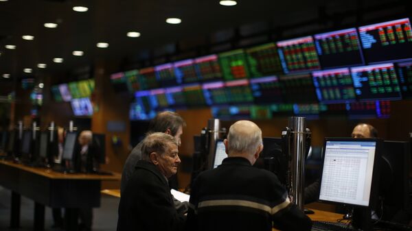 People check the stock information at the Stock Exchange in Barcelona, Spain, Thursday, Jan. 21, 2016. European stocks are edging higher ahead of a central bank meeting Thursday. - Sputnik Mundo