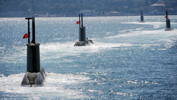 Submarinos turcos durante un desfile - Sputnik Mundo