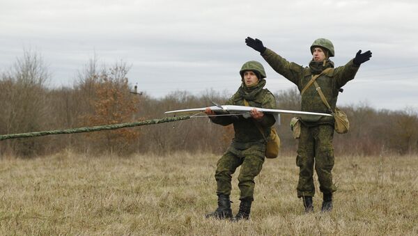 Lanzamiento de un dron por los militares rusos - Sputnik Mundo