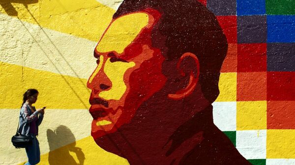 Graffiti con un retrato de Hugo Chávez - Sputnik Mundo