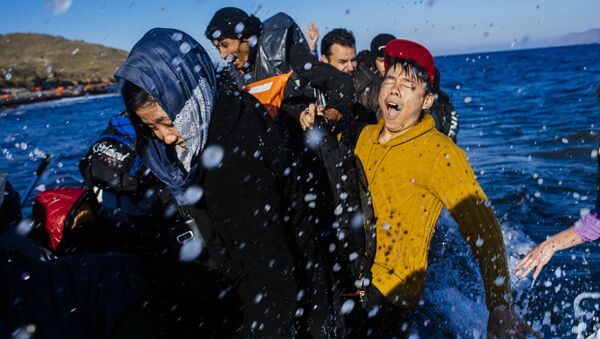 Refugiados llegan a la isla de Lesbos, Grecia - Sputnik Mundo