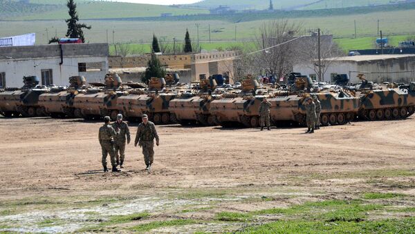 Los vehículos turcos y tanques cerca de la frontera con Siria - Sputnik Mundo