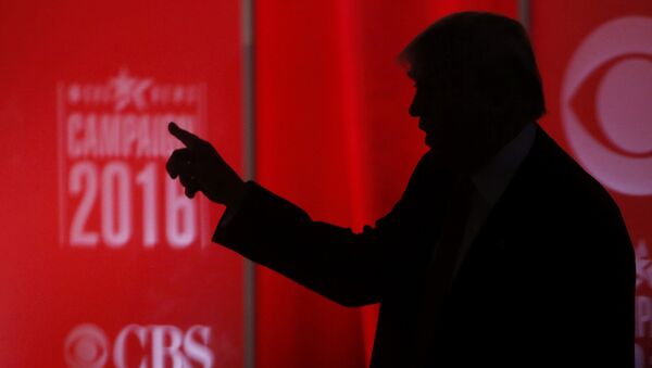 Republican U.S. presidential candidate businessman Donald Trump speaks to someone offstage during a commercial break at the Republican U.S. presidential candidates debate sponsored by CBS News and the Republican National Committee in Greenville, South Carolina February 13, 2016. - Sputnik Mundo