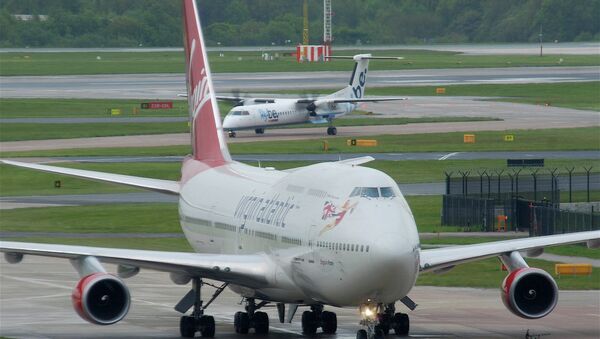 A Virgin Atlantic flight VS43 heading to Las Vegas from Gatwick encountered technical problems with its landing gear and was sent back where it safely landed - Sputnik Mundo