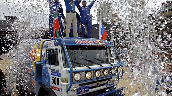 Under a rain of confetti, Kamaz driver Vladimir Chagin, from Russia, right, celebrates with teammates on the top of his truck during the 2011 Argentina-Chile Dakar Rally podium ceremony in Buenos Aires, Argentina, Sunday, Jan. 16, 2011 - Sputnik Mundo