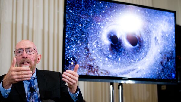 Kip Thorne, co-fundador de LIGO, habla junto a una representación visual de las ondas gravitacionales - Sputnik Mundo
