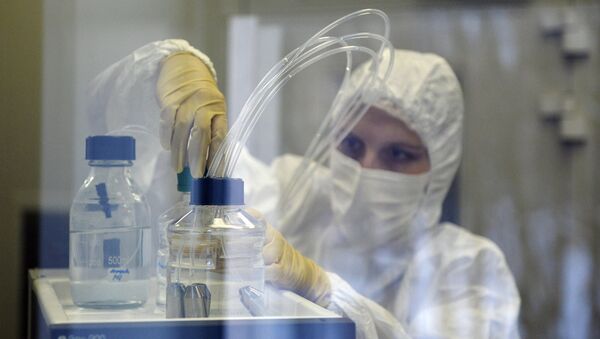 Una médica en el laboratorio en el que fue creada la vacuna rusa contra el ébola - Sputnik Mundo