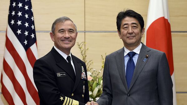 Shinzo Abe, primer ministro de Japón (dcha.) y Harry Harris, comandante de las fuerzas estadounidenses en el Pacífico - Sputnik Mundo