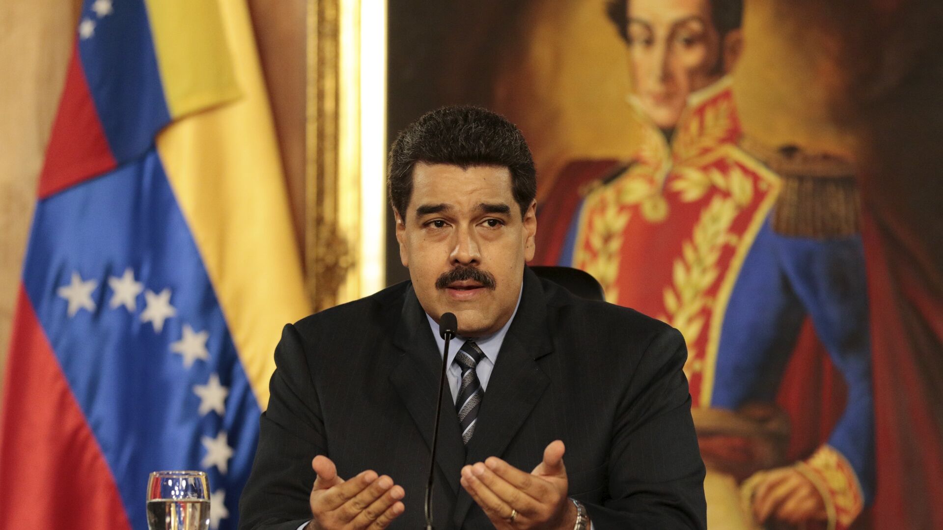 Venezuela's President Nicolas Maduro speaks during a meeting at Miraflores Palace, in front of a painting of South American revolutionary hero Simon Bolivar, in Caracas, in this handout picture provided by Miraflores Palace on February 17, 2016.  - Sputnik Mundo, 1920, 21.08.2021