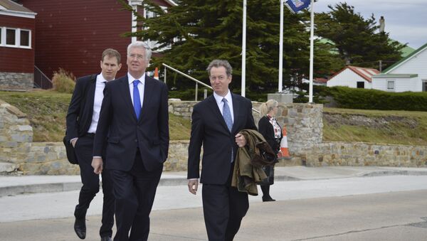 Michael Fallon, ministro de Defensa  británico, y Colin Roberts, gobernador de las Islas Malvinas - Sputnik Mundo