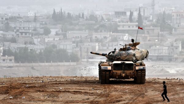 Los soldados turcos en tanque enfrente de la ciudad siria de Ain al-Arab, conocida como Kobane en la frontera entre Turquía y Siria - Sputnik Mundo