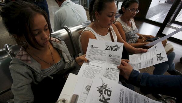 Mujeres colombianas escuchando la información sobre la prevención del Zika - Sputnik Mundo