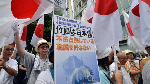 Los nacionalistas demandan el retorno de las rocas de Takeshima a Japón (archivo) - Sputnik Mundo