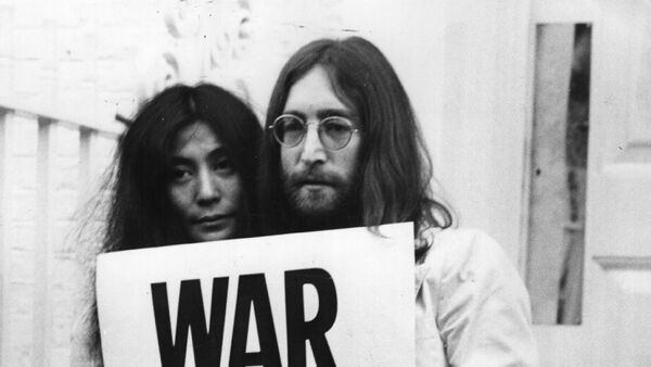 John Lennon y Yoko Ono - Sputnik Mundo