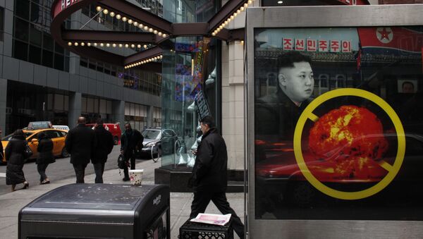 Un cartel contra el desarrollo de armas nucleares por Corea del Norte (archivo) - Sputnik Mundo