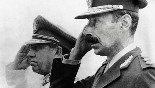 Dictador de Argentina, Jorge Videla (dcha.) y su homólogo de Chile, Augusto Pinochet (archivo) - Sputnik Mundo