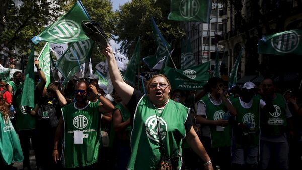 Multitudinaria movilización en Argentina contra ola de despidos - Sputnik Mundo