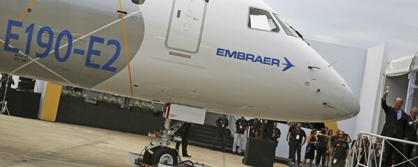 Brazilian aircraft maker Embraer's CEO Frederico Curado (R) salutes workers next to an new Embraer E190-E2 during its unveil in Sao Jose dos Campos, Brazil, February 25, 2016. Brazilian aircraft maker Embraer's CEO Frederico Curado (R) salutes workers next to an new Embraer E190-E2 during its unveil in Sao Jose dos Campos, Brazil, February 25, 2016. - Sputnik Mundo
