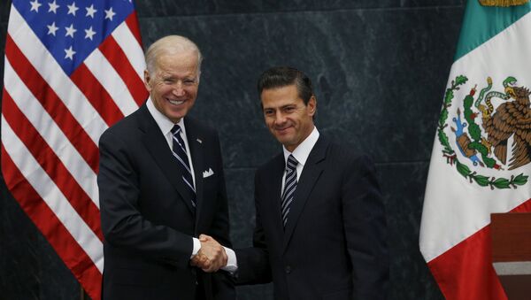 Vicepresidente de EEUU, Joe Biden, y presidente de México, Enrique Peña Nieto - Sputnik Mundo