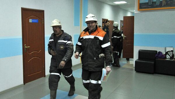Equipos de rescate en el edificio de la mina Sévernaya, Vorkutá - Sputnik Mundo