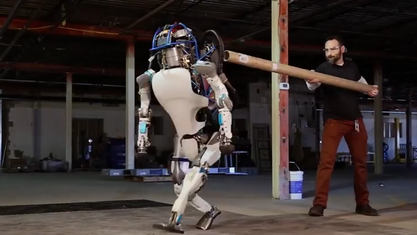 El robot humanoide Atlas, víctima de violencia por sus propios diseñadores - Sputnik Mundo