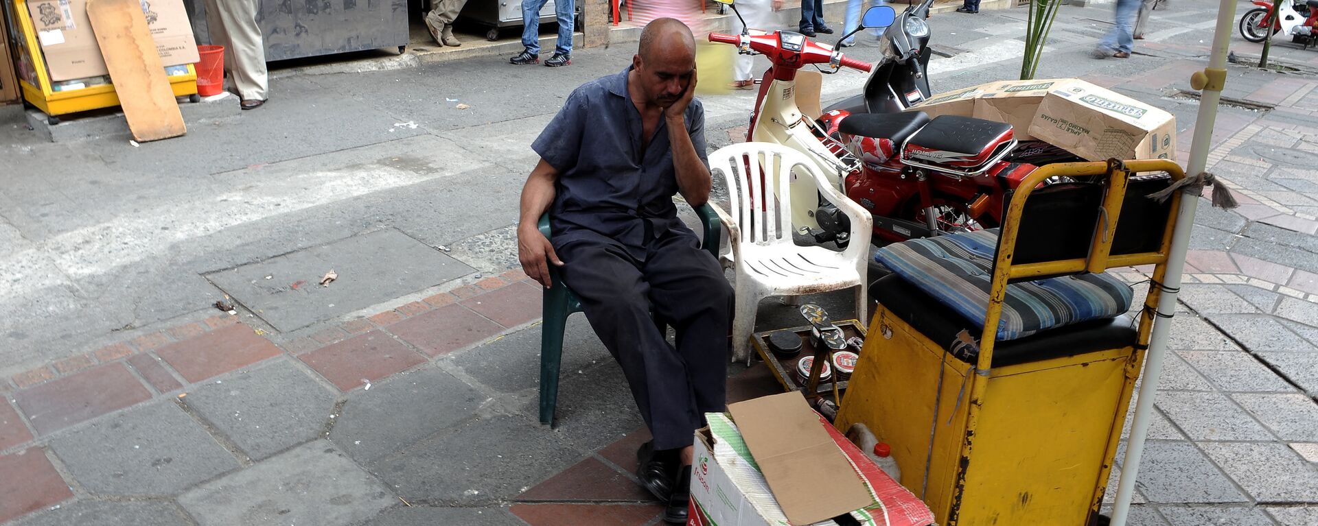 A shoeshiner awaits for customers on May 25, 2010 in Cali, Colombia. - Sputnik Mundo, 1920, 23.02.2021