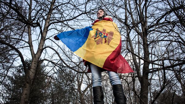 Una mujer con la bandera nacional de Moldavia - Sputnik Mundo