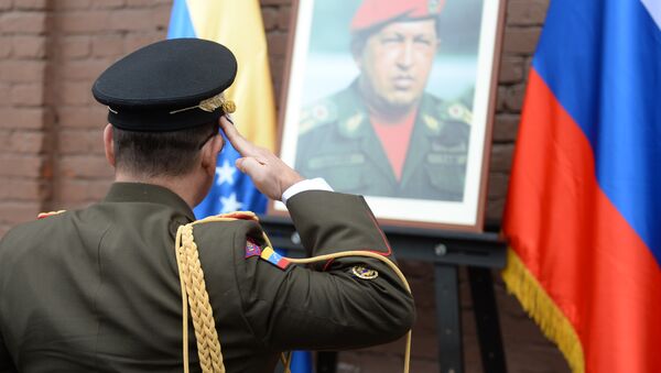 Ofrenda floral ante la placa conmemorativa de Hugo Chávez - Sputnik Mundo
