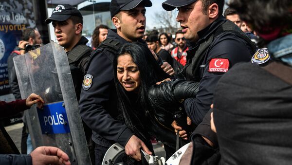 Policía de Estambul dispersa con balas de goma una marcha de mujeres - Sputnik Mundo