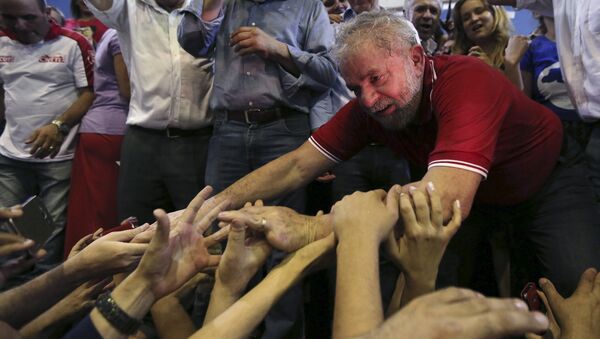 Luiz Inácio Lula da Silva, expresidente de Brasil, con sus partidarios - Sputnik Mundo