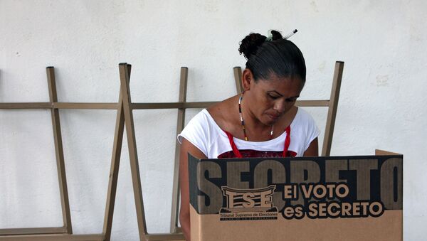 Una mujer vota en Costa Rica (archivo) - Sputnik Mundo