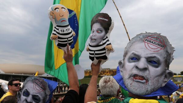 Manifestación en contra de Luiz Inácio Lula da Silva, el expresidente de Brasil, y la presidenta actual, Dilma Rousseff - Sputnik Mundo
