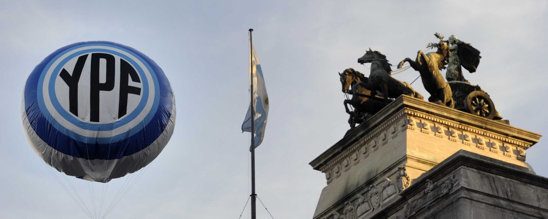 An inflatable baloon with the Argentine national oil company YPF logo floats in the air in front the Congress bulding before the voting of the bill nationalizing the company, on May 3, 2012 - Sputnik Mundo, 1920, 05.02.2021