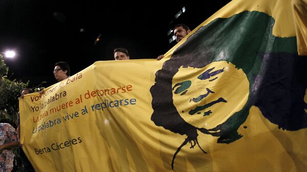 Activistas con una imagen de Berta Cáceres - Sputnik Mundo