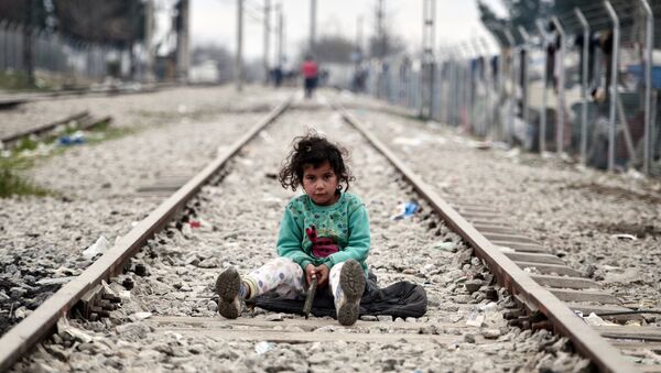 Una niña migrante en la frontera entre Grecia y Macedonia - Sputnik Mundo