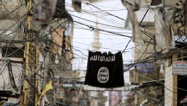 An Islamic State flag hangs amid electric wires over a street. - Sputnik Mundo