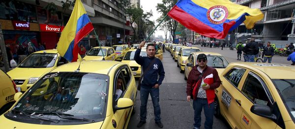 Protestas de taxistas colombianos en contra de Uber, Bogotá Protestas de taxistas colombianos en contra de Uber, Bogotá - Sputnik Mundo