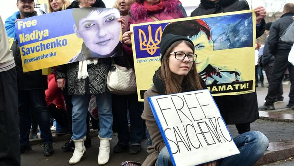 Manifestación en apoyo de la piloto ucraniana Nadia Sávchenko en Kiev - Sputnik Mundo