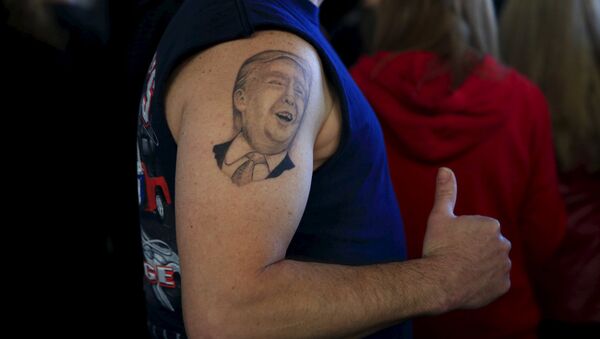 Tatuaje con la imagen de Donald Trump - Sputnik Mundo