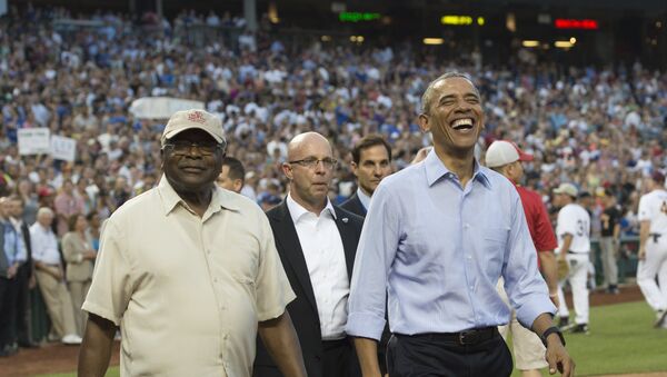 Barack Obama durante un partido de béisbol - Sputnik Mundo