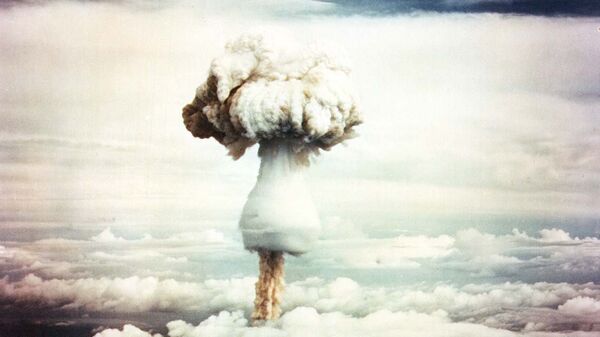 Nube de hongo tras la explosión de una bomba nuclear - Sputnik Mundo
