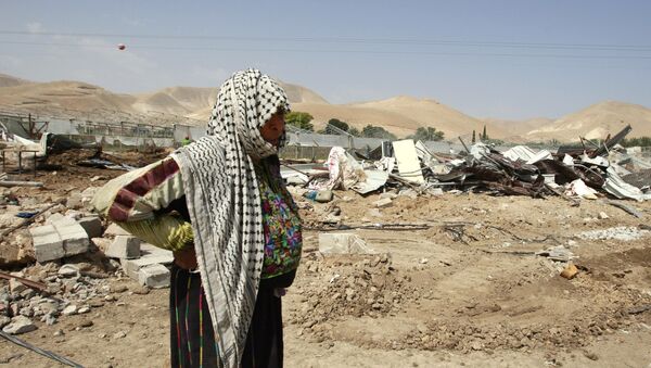 Mujer palestina cerca de su casa destruida por el ejercito israelí en la ciudad de Jericó - Sputnik Mundo
