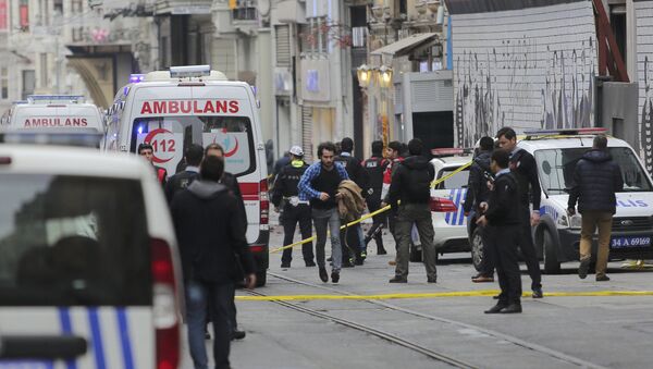Policías y ambulancias en el lugar del atentado en Estambul - Sputnik Mundo