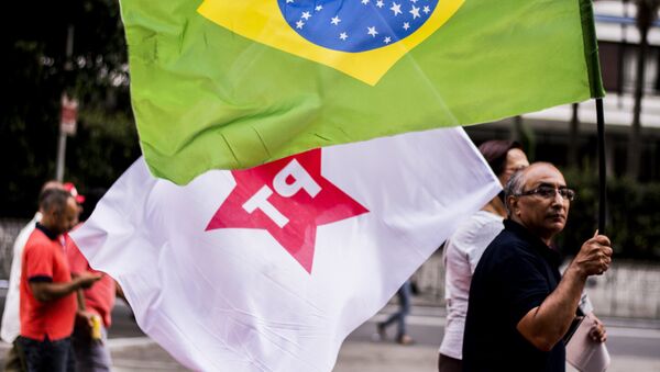 Simpatizantes de Rousseff y Silva se lanzan a las calles en apoyo a la presidenta - Sputnik Mundo