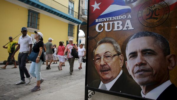 Un cartel con la imagen del líder cubano, Raúl Castro, y el presidente de EEUU, Barack Obama, en La Habana - Sputnik Mundo