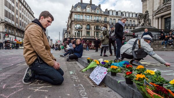 Flores en homenaje a las víctimas de los atentados en Bruselas - Sputnik Mundo
