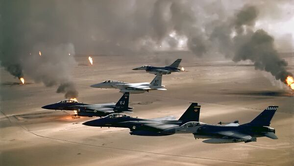 Aviones de la Fuerza Aérea de los Estados Unidos vuelan sobre Kuwait durante la Operación Tormenta del Desierto en 1991. - Sputnik Mundo
