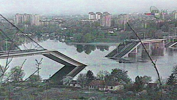 Imagen de televisión serbia muestra un puente sobre el Danubio que fue destruido por aviones de la OTAN en abril de 1999. - Sputnik Mundo