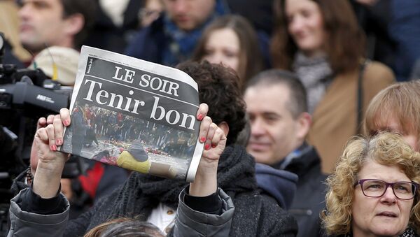 Un periódico que llama a Aguantar es usado como un cartel durante el minuto de silencio en Bruselas - Sputnik Mundo